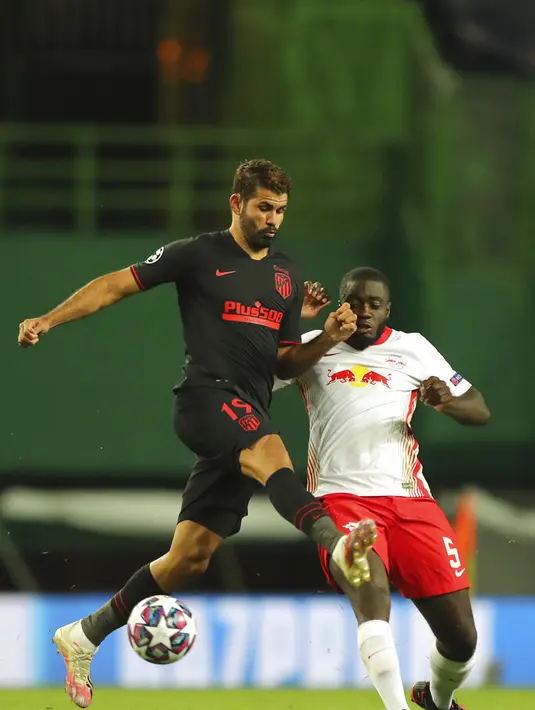 Striker Atletico Madrid, Diego Costa mengontrol bola dari kawalan pemain RB Leipzig, ayot Upamecano pada perempat final Liga Champions di stadion Jose Alvalade di Lisbon, Portugal, Kamis, (13/8/2020). RB Leipzig menang tipis 2-1 dan melaju ke semifinal. (Miguel A. Lopes/Pool Photo via AP)