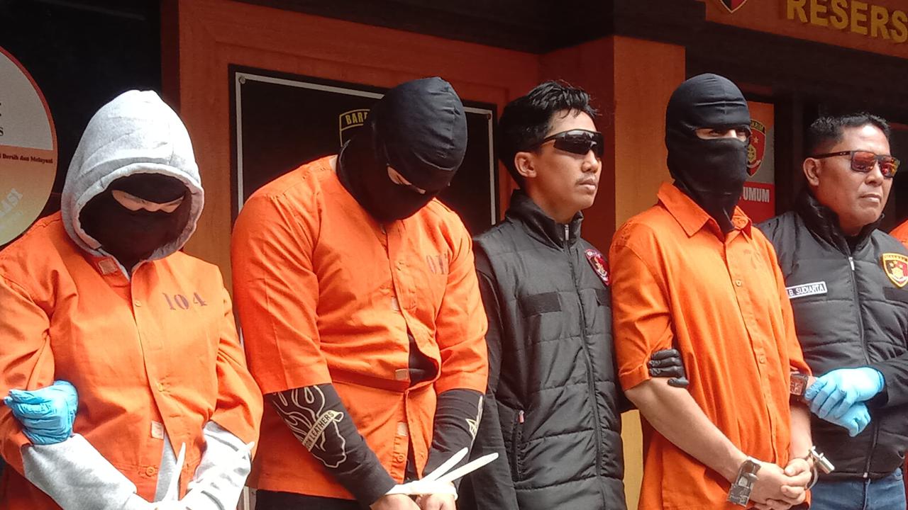 2 Petugas Imigrasi Bekingi Aksi Kriminal Warga Rusia