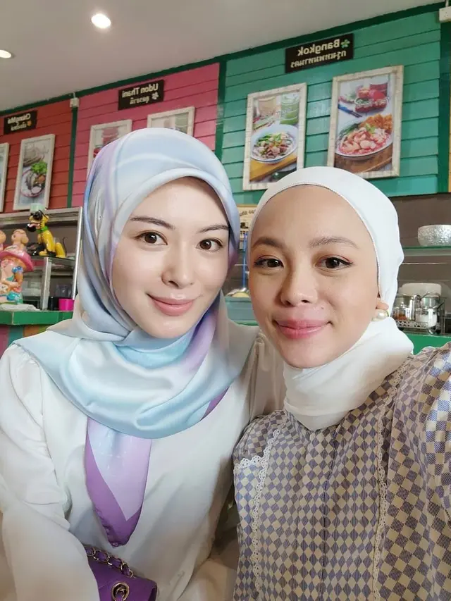 Sempat Dikira Lepas Hijab, Ini 7 Potret Terbaru Ayana Moon yang Tampil Syari