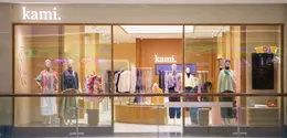 Brand modest fashion Indonesia, KAMI. resmi membuka kembali gerainya di Pondok Indah Mall dengan wajah baru yang terasa lebih hangat, modern, dan nyaman untuk dieksplorasi. Reopening ini menjadi langkah baru bagi gerai KAMI PIM yang telah hadir selama lima tahun sebagai destinasi para pencinta modest wear. [Dok/KAMI.].