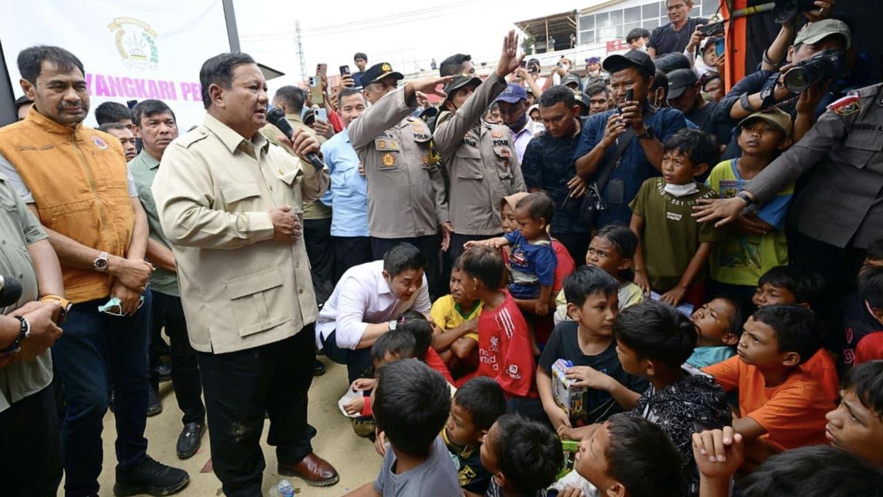 Seskab Teddy Bagikan Rubik dan Cokelat untuk Anak Pengungsi di Aceh Tamiang