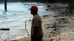 Warga melihat kondisi pantai Pasir Putih, Manokwari, Papua Barat yang dipenuhi sampah, Senin (15/8/2016). Kondisi ini bisa mengurangi daya tarik wisatawan lokal maupun mancanegara menikmati keindahan alam Papua Barat. (Liputan6.com/Helmi Fithriansyah)