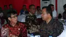 Menteri Hukum dan HAM Yasonna Laoly (kiri) bersama dengan Dirjen Imigrasi Kemenkum HAM Ronny F Sompie saat buka puasa bersama di Imigrasi Bandara Soekarno Hatta, Tangerang, Jumat (24/6). (Liputan6.com/Angga Yuniar)