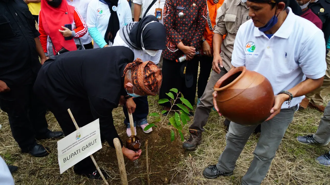 Sekretaris Daerah (Sekda) Garut, Nurdin Yana, tengah melakukan prosesi ngaruat cai dalam Launching GD-PDAS di Kampung Citiis, Tarogong Kaler, beberapa waktu lalu.