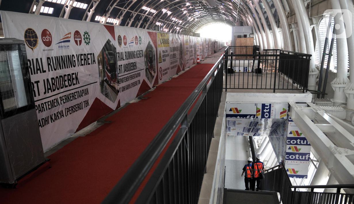 Aktivitas pekerja di Stasiun Light Rail Transit (LRT) Cibubur, Harjamukti, Depok, Minggu (13/10/2019). Progres pembangunan Stasiun LRT Cibubur baru mencapai 60 persen dan ditargetkan rampung serta diuji coba pada November 2019. (merdeka.com/Iqbal S. Nugroho)