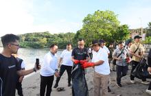 Dukung Indonesia ASRI, Wamendagri Bima Arya Bersama ASN dan Praja IPDN NTB Gelar Gerakan Bersih Pantai
