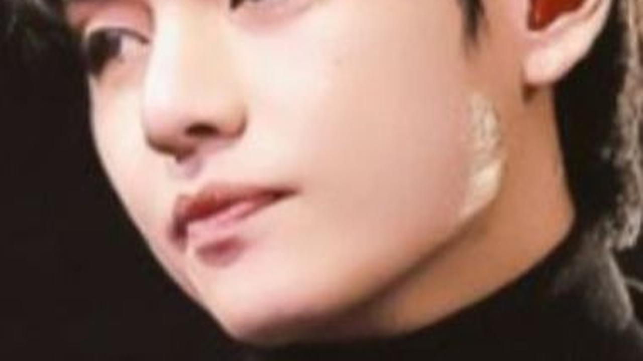 Dengan prestasi yang semakin mengkilap dan bakat musik yang tak terbantahkan, V BTS terus memukau dunia dengan karya-karya luar biasa.