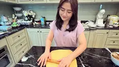 Prilly Latuconsina memperlihatkan aktivitasnya memasang camilan. (Foto: Instagram/ prillylatuconsina96)