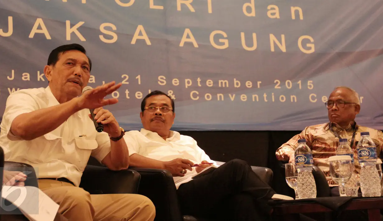 Menkpolhukam Luhut Binsar Panjaitan (kiri) memberikan pemaparan dihadapan Asosiasi Pengusaha Indonesia (Apindo) di Jakarta, Senin (21/9/2015). Pertemuan tersebut membahas kondisi keamanan dan ekonomi di Indonesia. (Liputan6.com/Angga Yuniar)