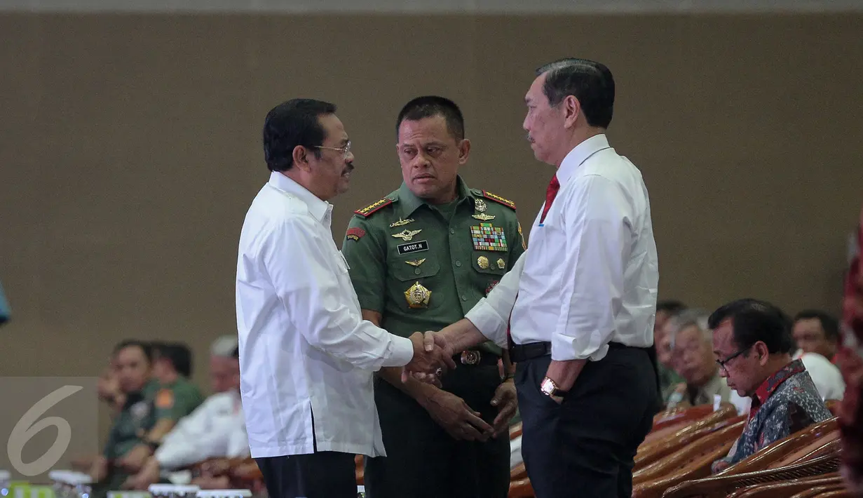Mensesneg Pratikno berjabat tangan dengan Menko Polhukam Luhut Panjaitan disaksikan Panglima TNI Jenderal Gatot Nurmantyo saat menghadiri rakornas Pemantapan Pelaksanaan Pilkada Serentak 2015 di Ancol, Jakarta, Kamis (12/11). (Liputan6.com/Faizal Fanani)
