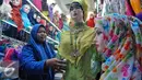 Seorang penjual tampak merapikan barang dagangannya di Pasar Tanah Abang, Jakarta, Kamis (2/7/2015). Memasuki pertengahan Ramadan pedagang mengaku penjualan baju muslim meningkat dari bulan-bulan sebelumnya. (Liputan6.com/Yoppy Renato)