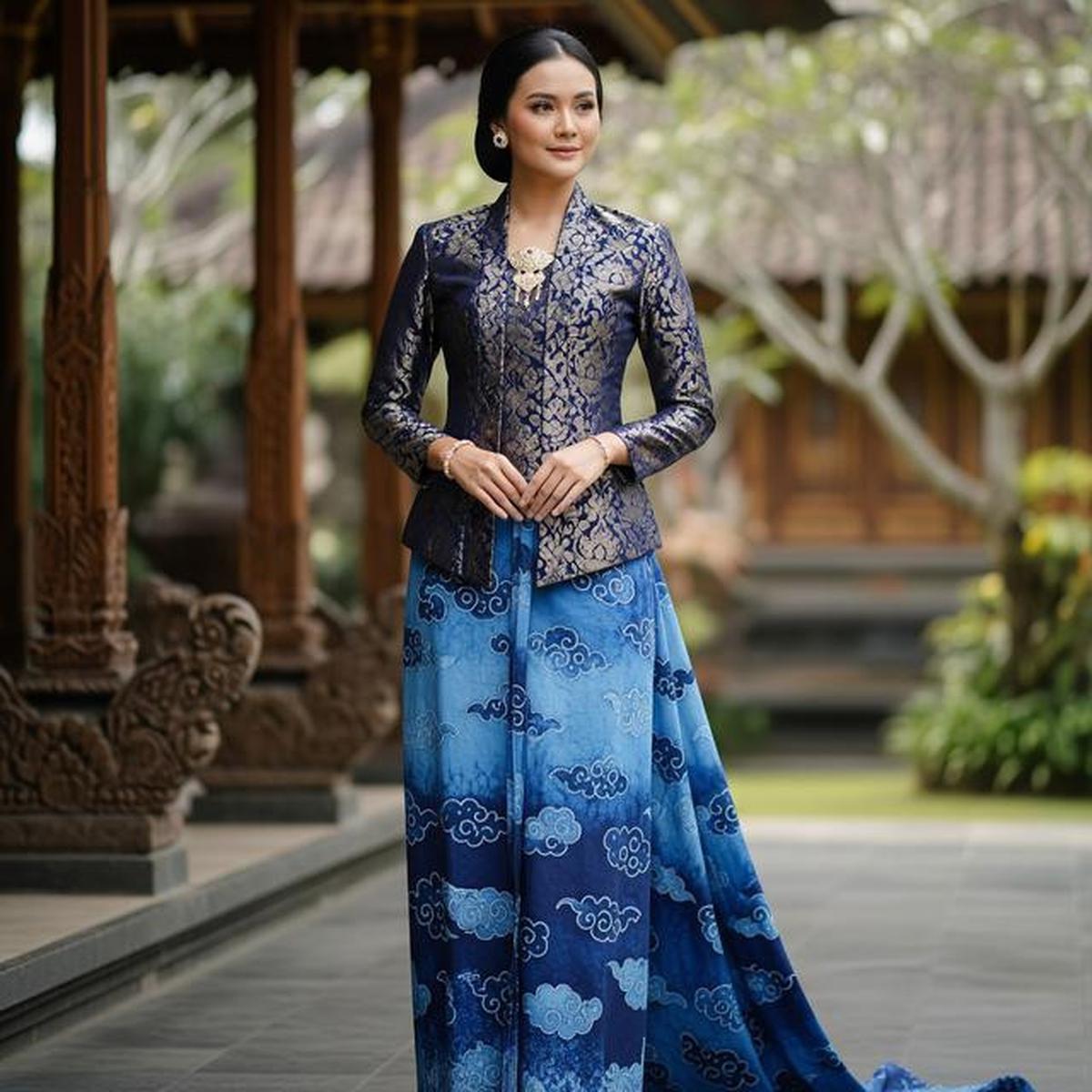 7 Padu Padan Warna Atasan Brokat Bawahan Batik yang Lagi Tren 2025, Kombinasi Modern &amp; Elegan