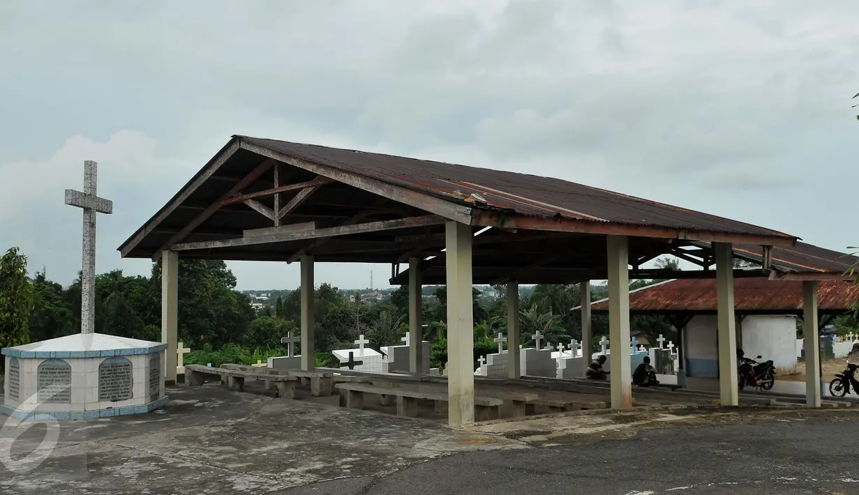 Di kompleks pemakaman ini juga tersedia dua pondokan kecil. Pondokan yang terletak di sisi atas bukit ini tak jarang dimanfaatkan anak-anak muda untuk bercengkerama sambil menikmati hamparan makam yang luas. (Liputan6.com/Gempur M Surya)