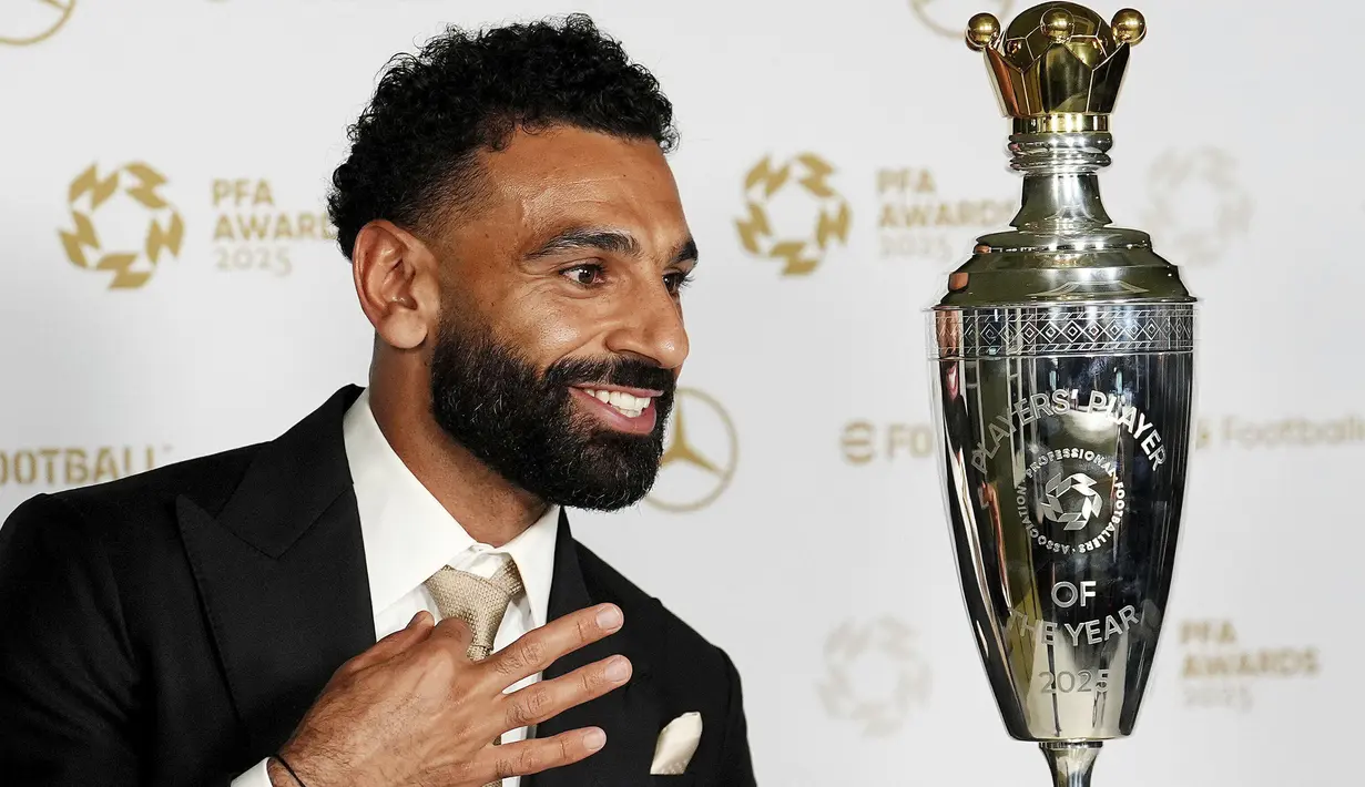 Penghargaan tersebut menjadi yang ketiga untuk Mohamed Salah setelah musim 2017/2018 dan 2021/2022. Dikutip dari Guardian, hal ini juga membuatnya menorehkan rekor sebagai pemain pertama yang mampu mendapatkan tiga gelar PFA player of the year. (AP Photo/PA/Martin Rickett)