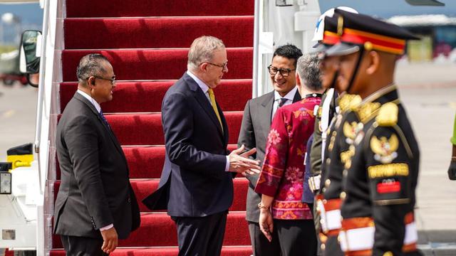 Hadiri KTT G20 Bali, PM Australia Tiba di Bandara Disambut Sandiaga Uno