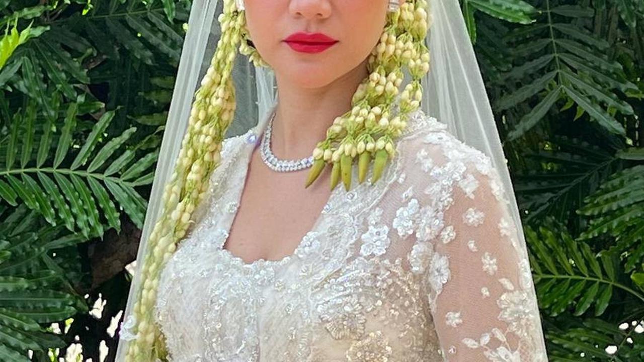 Gaya Santai Ala Kebaya Adat Jawa