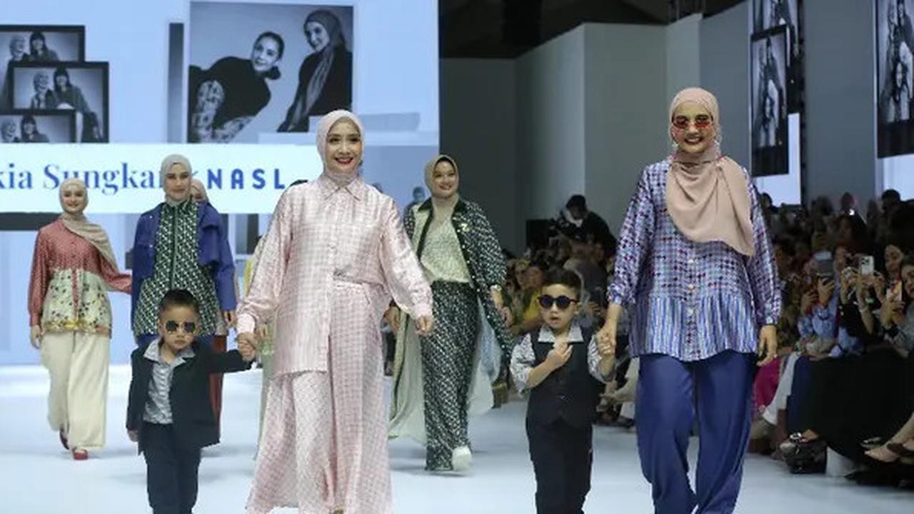 Kompaknya Geng Cendol di JWF, Catwalk Pakai Baju Kolaborasi Brand Zaskia Sungkar dan Nagita Slavina: Ada Titi Kamal Cantik Berhijab