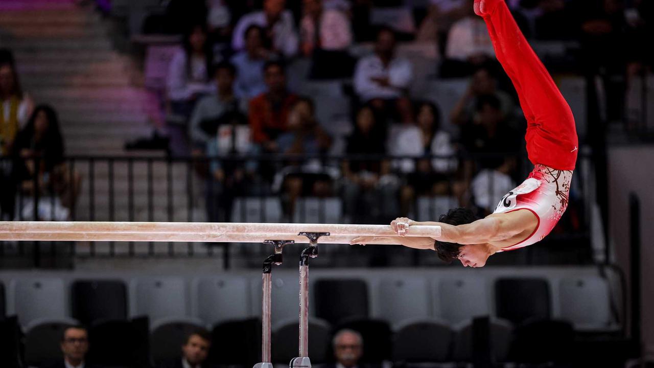 FOTO: Aksi Daiki Hashimoto Cetak Hattrick Emas di Kejuaraan Dunia Gimnastik Jakarta