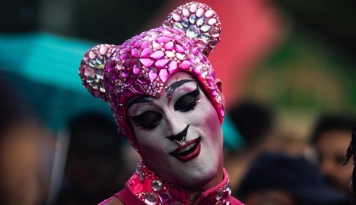 Ekspresi seorang pria berkostum saat mengikuti parade ‘Gay Pride’ di Berlin, Jerman, Sabtu (22/7). Pendukung gay dan lesbian berpesta setelah Parlemen Jerman melegalkan pernikahan sesama jenis. (AP/Markus Schreiber)