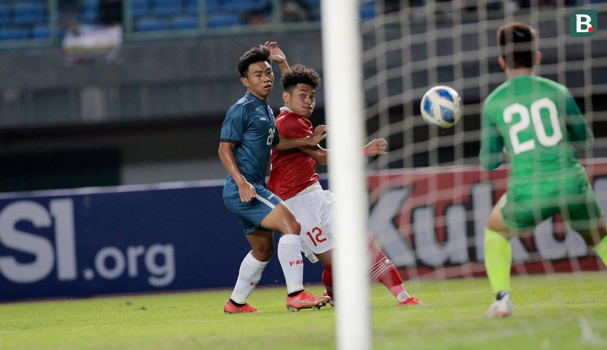 Pemain Timnas Indonesia U-19, Mikael Alfredo Tata (tengah) melepaskan tendangan ke gawang Brunei Darussalam U-19, dalam laga penyisihan Grup A Piala AFF U-19 2022 antara Indonesia menghadapi Brunei Darussalam di Stadion Patriot Candrabhaga, Bekasi, Senin (4/7/2022). (Bola.com/M. Iqbal Ichsan)