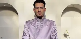 Saat siraman, Justin Hubner pun tampil berbeda tidak seperti biasanya. Dengan parasnya yang bule, Justin Hubner pun tampil dengan baju tradisional Indonesia. [@kunsoomakeupartist]
