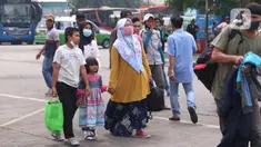 Calon pemudik berjalan di Terminal Kalideres, Jakarta Barat, Kamis (30/7/2020). Libur Idul Adha dimanfaatkan banyak masyarakat untuk mudik ke kampung halaman. (Liputan6.com/Angga Yuniar)
