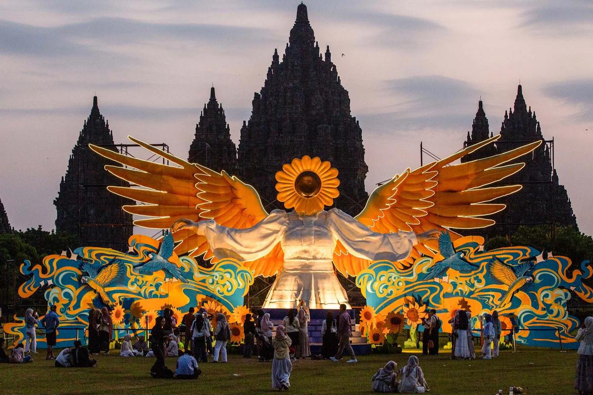 FOTO: Sun Flower Angel Hadirkan Nuansa Baru di Kawasan Candi Prambanan