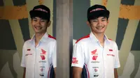 Pembalap Astra Honda Racing Team, Fadillah Arbi Aditama berpose di depan fotografer setelah melakukan wawancara di Penang Bistro Gatot Subroto, Jakarta Selatan, Senin (24/07/2023). (Bola.com/Bagaskara Lazuardi)