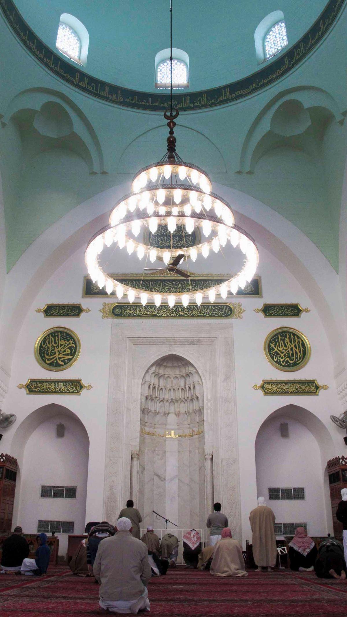 Sementara, masjid ini semakin cantik dengan&nbsp;lampu-lampu kristal putih yang tergantung di ruang salat utama. Foto: REUTERS/Amr Abdallah Dalsh