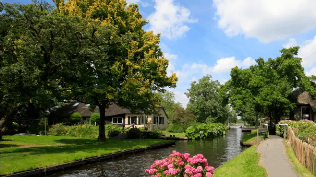 6 Fakta Giethoorn Desa Unik di Belanda, Penampakannya Bak Negeri Dongeng