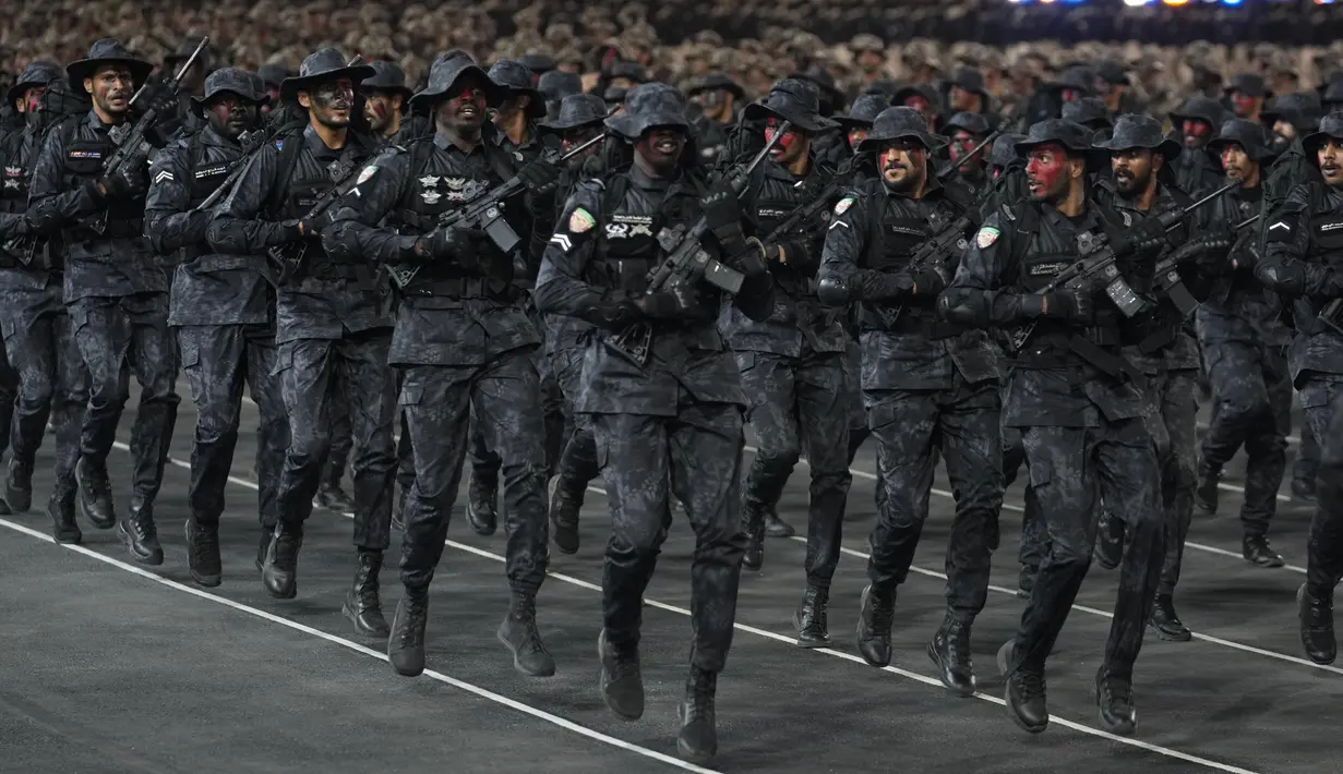 Parade militer dilakukan sebagai pertanda datangnya puncak haji. (AP Photo/Rafiq Maqbool)