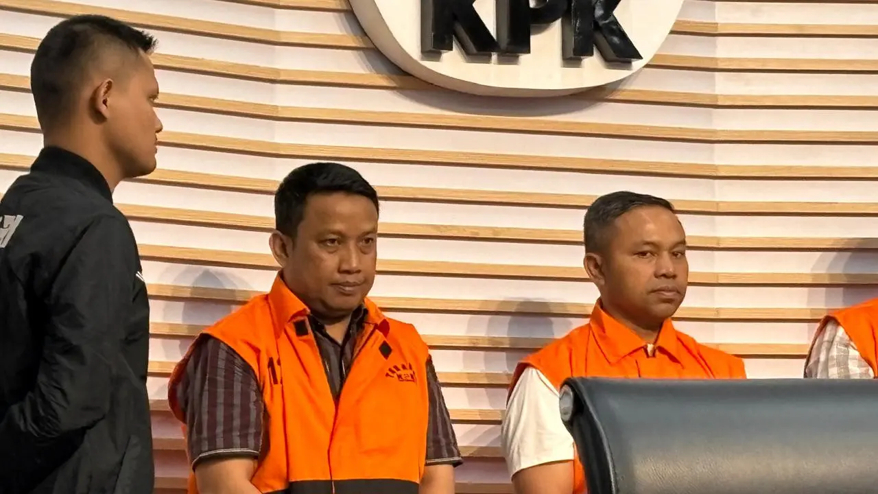Gubernur Riau Abdul Wahid (kanan)