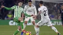 Karim Benzema pun akhirnya tak bermain lagi di awal babak kedua dan digantikan oleh Cristo Gonzalez (kanan). (AFP/Cristina Quicler)