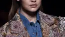 Bentuk karakter wajah yang terkesan tegas dan emosional, menambah performa Gigi Hadid ketika ia melenggangkan kaki jenjangnya di catwalk. (AFP/Bintang.com)
