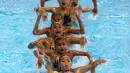 Tim perenang Artistik Indonesia menampilkan gerakan pada babak final nomor free routine Asian Games 2018 di Aquatic Center, Gelora Bung Karno, Jakarta, Rabu (29/8).Posisi pertama diraih tim renang China dengan skor 186.9395. (Liputan6.com/Fery Pradolo)
