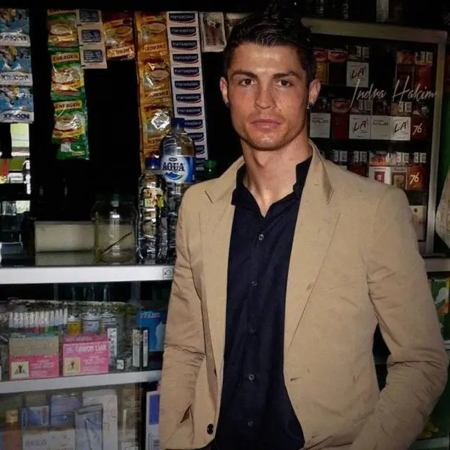 6 Editan Foto Pesepak Bola saat Jadi Pegawai Minimarket Ini Bikin Ngakak