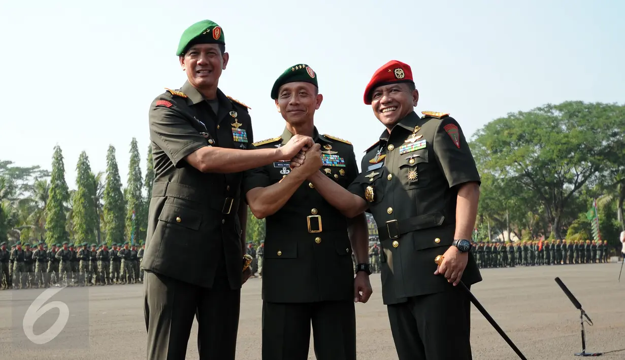 KASAD Jenderal TNI Mulyono (tengah) bersalam komando dengan Pangdam Patimura, Mayjen TNI Doni Munardo (kiri) dan DanjenKopassus, Brigjen TNI M Herindra di Markas Divif I Kostrad, Cilodong, Jawa Barat, Jumat (31/7/2015). (Liputan6.com/Helmi Fithriansyah)