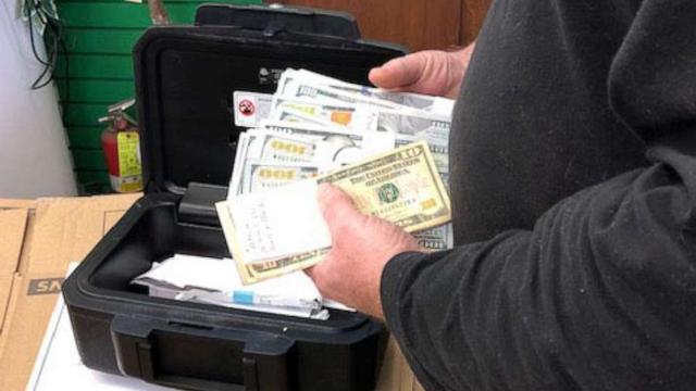 pria temukan uang ratusan juta di sofa bekas