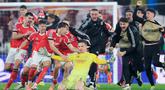 Para pemain Benfica merayakan gol yang dicetak oleh Anatoliy Trubin ke gawang Real Madrid pada lanjutan Liga Champions 2025/2026 di Estadio da Luz, Kamis (29/1/2026). (AFP/PATRICIA DE MELO MOREIRA)