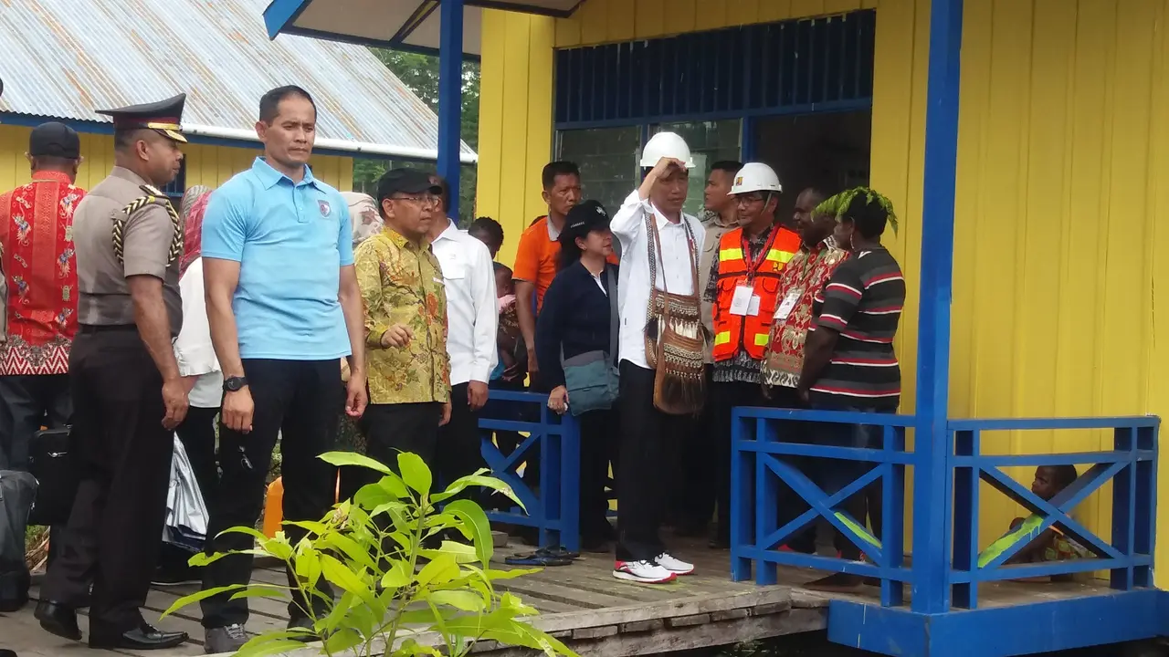 Presiden Jokowi saat Meninjau Program Pembangunan 1000 Rumah di Agats, Asmat, Papua