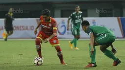 Kapten Martapura FC, Qischil G Minny, berusaha melewati pemain PSMS Medan pada laga Liga 2 di Stadion Patriot, Bekasi, Senin (13/11/2017). PSMS Medan menang 2-1 atas Martapura FC. (Bola.com/ M Iqbal Ichsan)