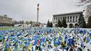 Bendera Ukraina yang melambangkan kematian tentara Ukraina dalam konflik tertutup salju pertama yang turun musim ini di Lapangan Kemerdekaan, Kiev, Ukraina, 17 November 2022. Salju pertama musim ini turun di tengah invasi Rusia ke Ukraina. (Sergei SUPINSKY/AFP)