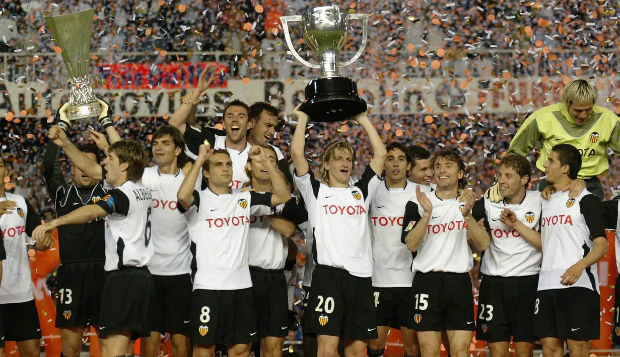 Valencia juara Liga Spanyol dan Liga Europa 2003/2004. Valencia mampu menghentikan dominasi Real Madrid dan Barcelona di Liga Spanyol dengan menjuarai La Liga musim 2003/2004. Dengan mengoleksi 77 poin, mereka mengungguli Barcelona di posisi kedua dengan 72 poin dan Real Madrid di posisi ke-4 dengan 70 poin. Di kompetisi Eropa, Valencia mampu menjuara Piala UEFA sebagai cikal bakal Liga Europa usai mengalahkan Marseille 2-0 di partai final. (AFP/Jose Jordan)
