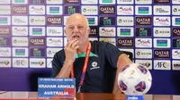 Pelatih kepala Timnas Australia, Graham Arnold menghadiri konferensi pers jelang laga kualifikasi Piala Dunia 2026 menghadapi Indonesia di Ruang Konferensi Pers Stadion Utama Gelora Bung Karno (SUGBK), Senayan, Jakarta, Senin (9/9/2024). (Bola.com/Abdul Aziz)