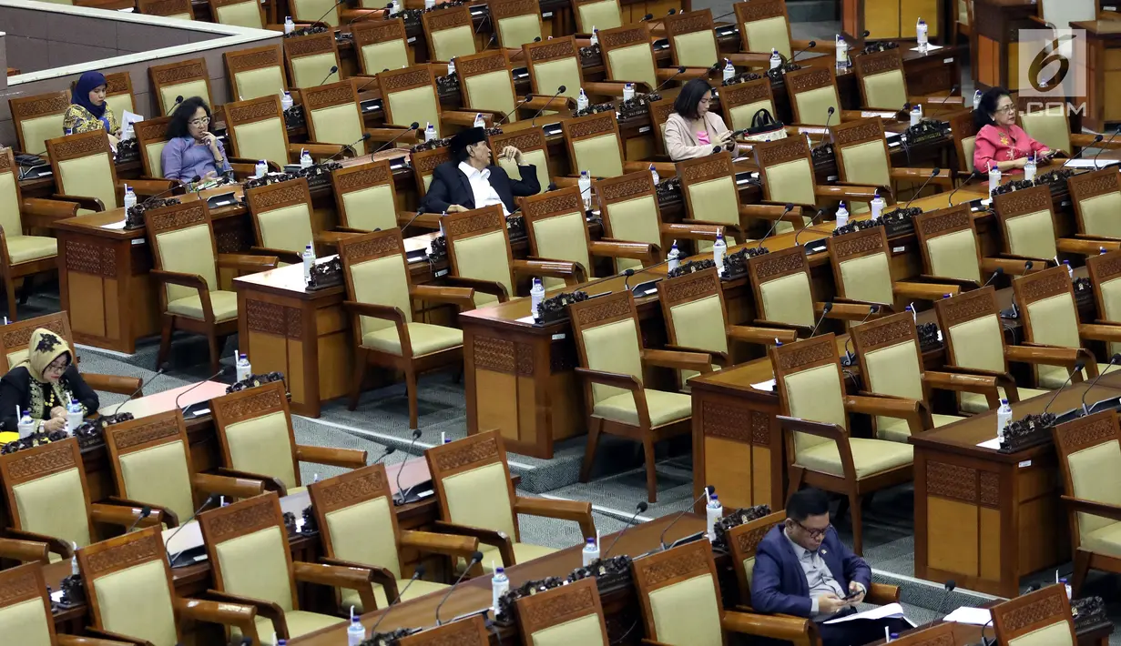 Anggota dewan mengikuti Rapat Paripurna ke-6 DPR masa persidangan I tahun sidang 2019-2020 di Kompleks Parlemen, Senayan, Jakarta, Selasa (3/9/2019). DPR dijadwalkan mengesahkan dua Rancangan Undang-Undang (RUU) yaitu RUU Sumber Daya Air (SDA) dan RUU Pekerja Sosial. (Liputan6.com/JohanTallo)