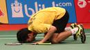 Sujud syukur Mohammad Ahsan atas gelar juara yang diraihnya. Minggu (16/8/2015). (Bola.com/Arief Bagus)