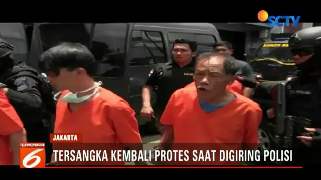 Tiba di Mapolres Bandara dengan sabu bawaannya, para tersangka mengenakan seragam tahanan dengan tangan terborgol. Dua di antara mereka bahkan ada yang melayangkan protes kepada polisi.