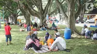 Wisatawan menikmati suasana sekitar Taman Mini Indonesia Indah (TMII), Jakarta, Minggu (21/6/2020). Setelah tidak beroperasi akibat pandemi, pengelola membuka kembali TMII dengan menerapkan protokol kesehatan pencegahan COVID-19 dan pembatasan pengunjung. (Liputan6.com/Immanuel Antonius)