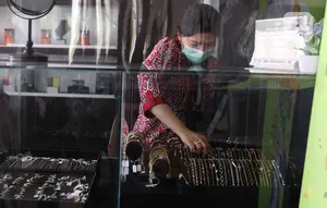 Petugas menata perhiasan emas di Galeri 24 Pegadaian Kota Tangerang, Banten, Kamis (11/6/2020). Harga emas PT Aneka Tambang Tbk (Antam) pada hari ini naik Rp 12.000 menjadi Rp 893 ribu per gram dibanding sebelumnya. (Liputan6.com/Angga Yuniar)