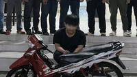 Seorang pemuda berinisial DA (20) ditangkap polisi setelah terbukti mencuri sepeda motor milik ayah kandungnya sendiri di Kecamatan Ulu Belu, Lampung. (Foto: Istimewa)